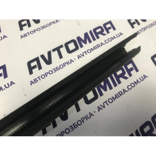 Уплотнитель стекла правой передней двери Ford Focus 2 2005-2010 1738095